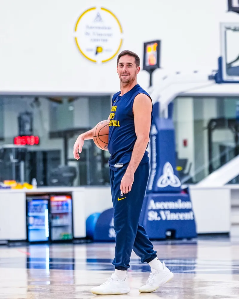 V站体育官方资讯-向新赛季进发！步行者社媒晒麦康奈尔等球员的训练瞬间