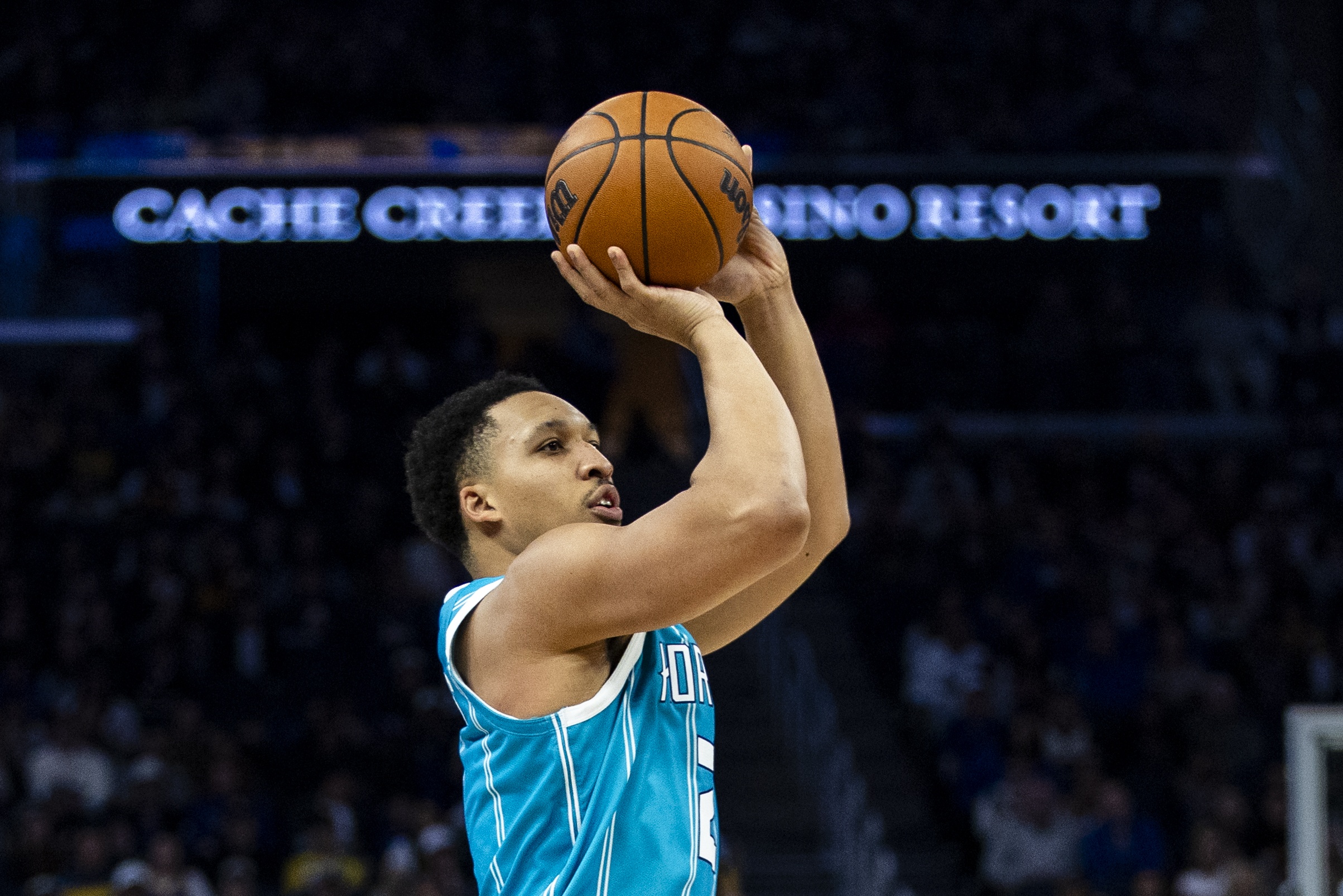 V站-但凡投中几个呢！格威6投全铁&amp;赛恩·詹姆斯2中0 二人一分未得