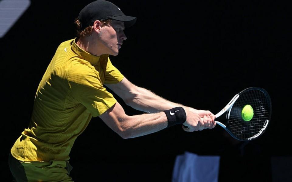 V站体育赛事-墨尔本高温下拒绝冷门！辛纳3-1逆转艰难取胜，豪夺澳网17连胜